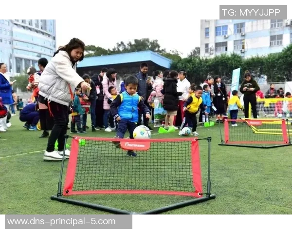 幼儿趣味足球游戏探索快乐运动的乐趣与团队合作的魅力 幼儿趣味足球游戏探索快乐运动的乐趣与团队合作的魅力